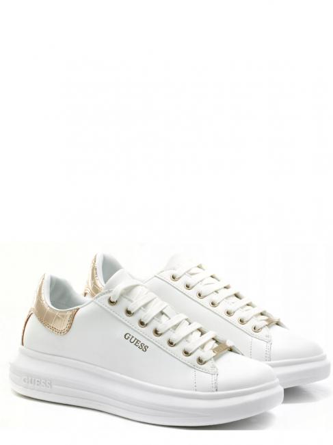 GUESS VIBO Baskets Femme or blanc - Chaussures Femme