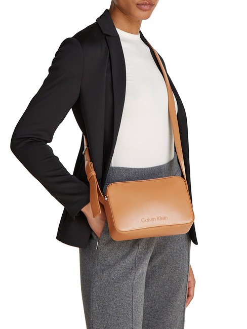 EMBOSSED CALVIN Mini sac photo avec bandoulière lion - Sacs pour Femme