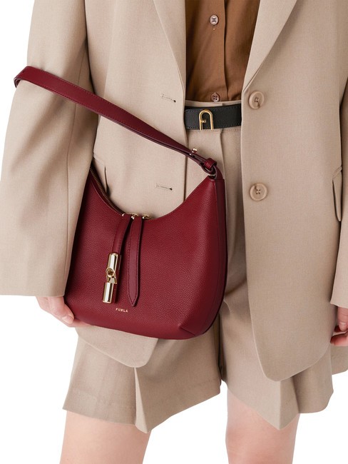 GOCCIA Sac bandouli&egrave;re en cuir martel&eacute; CERISE d - Sacs pour Femme