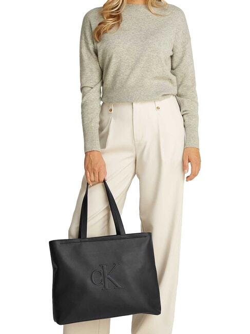 SCULPTED Slim Sac à bandoulière sur noir - Sacs pour Femme