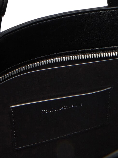 SCULPTED EW Sac à main avec bandoulière sur noir - Sacs pour Femme