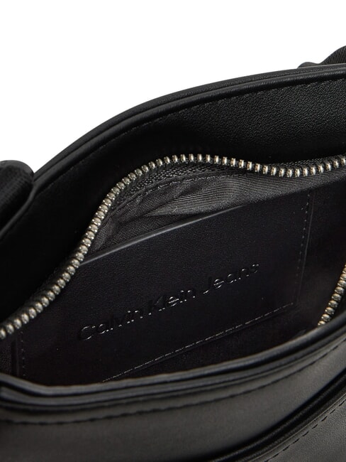 CKJ MONO LOGO Sac plat sur noir - Sacs pour Femme