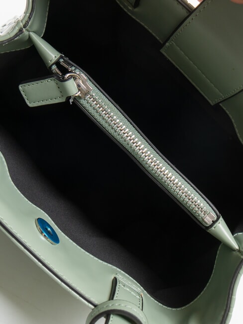 LOGO EMBOSSED Petit sac à main, avec bandoulière sage - Sacs pour Femme