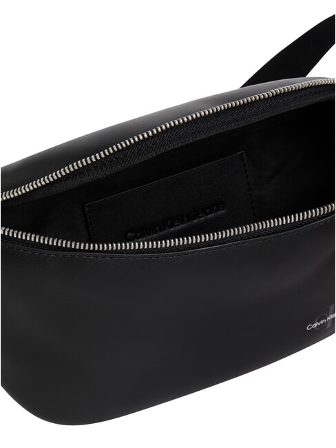 CKJ MONO LOGO Pochette avec logo sur noir - Sacs banane