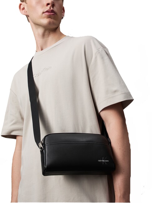 CKJ MONO LOGO Sac horizontal sur noir - Sacs en Bandoulières pour Homme