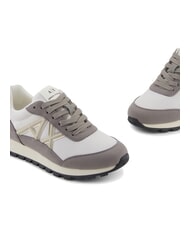 ARMANI EXCHANGE DROP MICROSUEDE Baskets avec logo lat&eacute;ral bar brun + blanc cass&eacute; - Chaussures Femme - 4