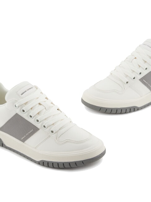 A|X Baskets avec bande lat&eacute;rale contrastante blanc cass&eacute; + gris neutre - Chaussures Homme