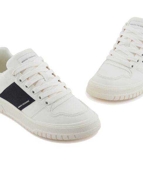 A|X Baskets avec bande latérale contrastante blanc cassé + bleu marine foncé - Chaussures Homme