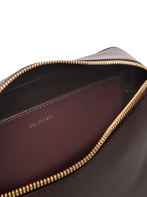 EMBOSSED LOGO Mini sac à bandoulière fudge/expresso - Sacs pour Femme