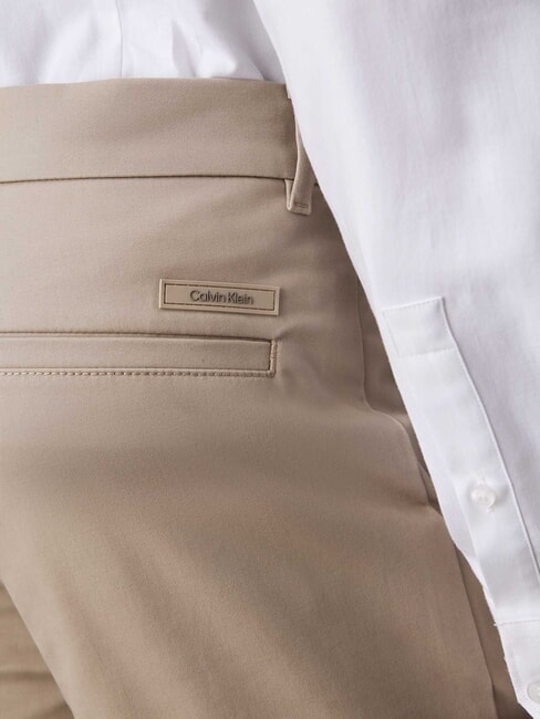 CK Pantalon chino slim taille mi-haute argile fraîche - Pantalon