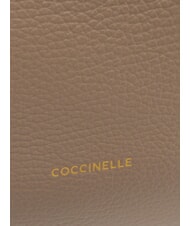 COCCINELLE HYLE Petit sac à bandoulière plat en cuir taupe chaud - Sacs pour Femme - 5