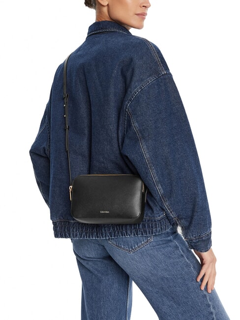 EMBOSSED LOGO Mini sac à bandoulière noix de coco noire/grillée - Sacs pour Femme