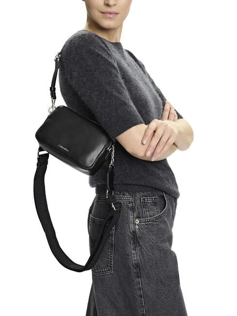 SIGNATURE LOGO STRAP Sacoche pour appareil photo à double fonction noir / vieil argent - Sacs pour Femme