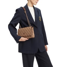 GUESS NOELLE 2 Sac convertible à rabat logo latte / marron - Sacs pour Femme - 5