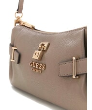 GUESS YESBA Petit sac bandouli&egrave;re avec breloque taupe fonc&eacute; - Sacs pour Femme - 4