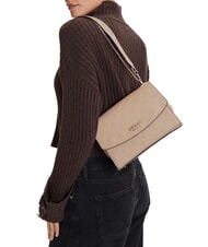 GUESS PHOEBE sac bandouli&egrave;re logo simplement taupe - Sacs pour Femme - 4