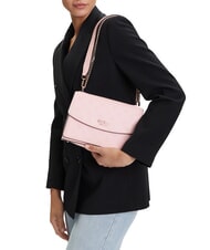 GUESS PHOEBE sac bandouli&egrave;re logo de l'eau de rose - Sacs pour Femme - 4