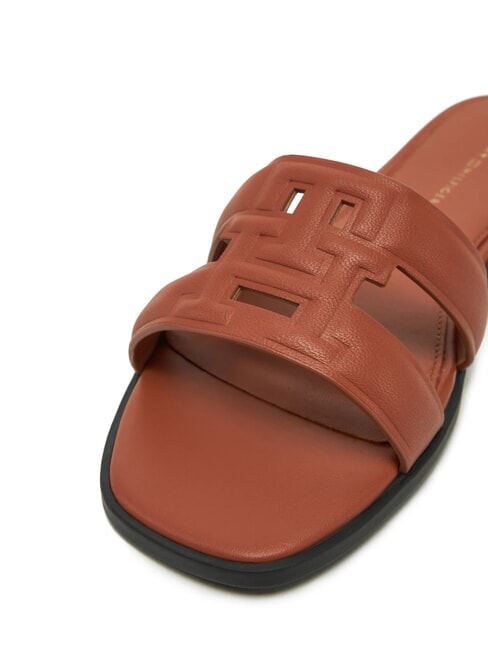 TH LOGO STRAP pantoufles basses en cuir &eacute;corce de cannelle - Chaussures Femme