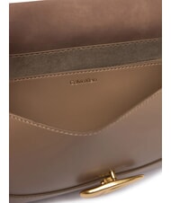 CALVIN KLEIN SUEDED ENGRAVED sac bandouli&egrave;re taupe du d&eacute;sert - Sacs pour Femme - 4