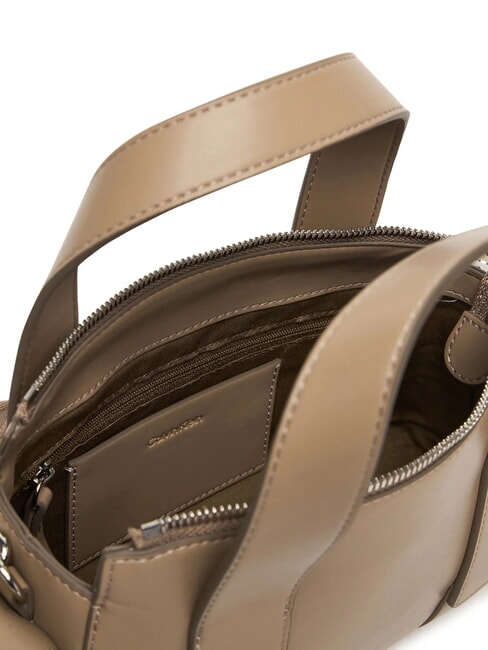 SIGNATURE LOGO STRAP Sac &agrave; main avec bandouli&egrave;re taupe du d&eacute;sert - Sacs pour Femme