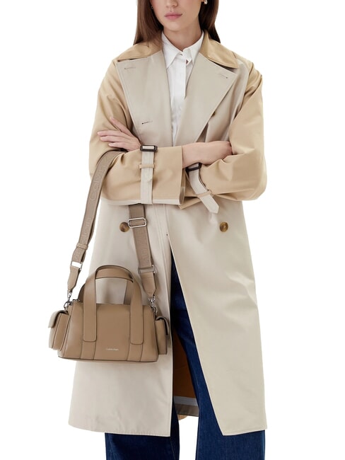 SIGNATURE LOGO STRAP Sac &agrave; main avec bandouli&egrave;re taupe du d&eacute;sert - Sacs pour Femme