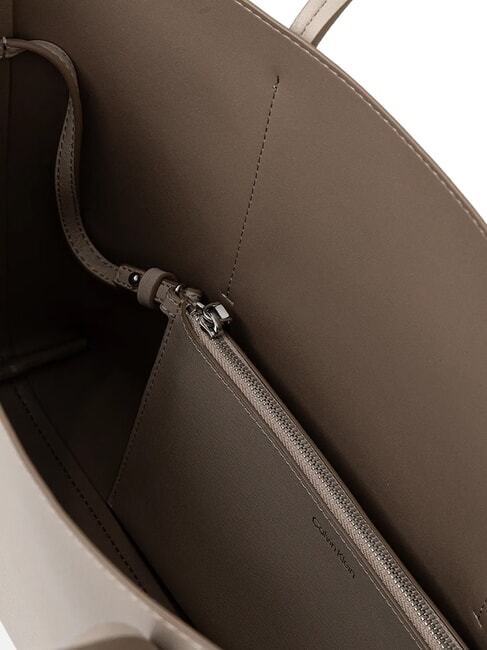 EMBOSSED LOGO sac bandouli&egrave;re taupe du d&eacute;sert - Sacs pour Femme