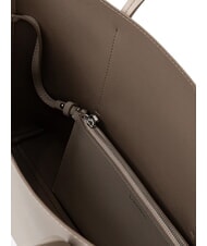 CALVIN KLEIN EMBOSSED LOGO sac bandouli&egrave;re taupe du d&eacute;sert - Sacs pour Femme - 3