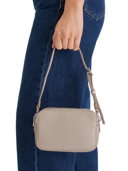 SIGNATURE LOGO STRAP Sacoche pour appareil photo &agrave; double fonction taupe du d&eacute;sert - Sacs pour Femme