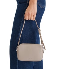 CALVIN KLEIN SIGNATURE LOGO STRAP Sacoche pour appareil photo &agrave; double fonction taupe du d&eacute;sert - Sacs pour Femme - 5