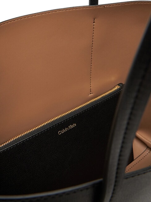 EMBOSSED LOGO sac bandouli&egrave;re noix de coco noire/grill&eacute;e - Sacs pour Femme