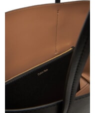 CALVIN KLEIN EMBOSSED LOGO sac bandouli&egrave;re noix de coco noire/grill&eacute;e - Sacs pour Femme - 4