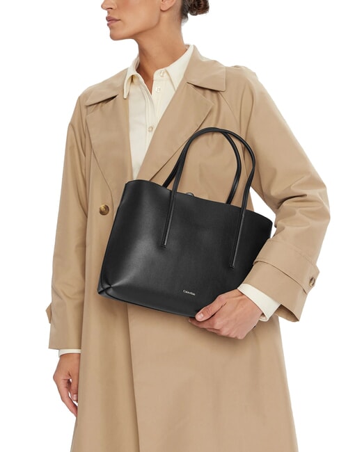 EMBOSSED LOGO sac bandouli&egrave;re noix de coco noire/grill&eacute;e - Sacs pour Femme