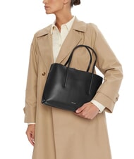 CALVIN KLEIN EMBOSSED LOGO sac bandouli&egrave;re noix de coco noire/grill&eacute;e - Sacs pour Femme - 5