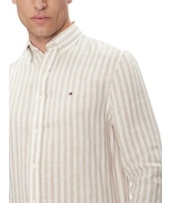 TOMMY HILFIGER TH chemise en lin ray&eacute;e coupe classique fr&ecirc;ne de bois / bande de caf&eacute; glac&eacute; - Chemises pour hommes - 4