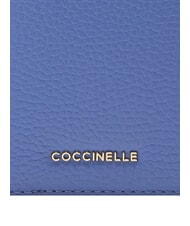 COCCINELLE METALLIC SOFT Porte-passeport en cuir martel&eacute; bleu - Accessoires Voyage - 3