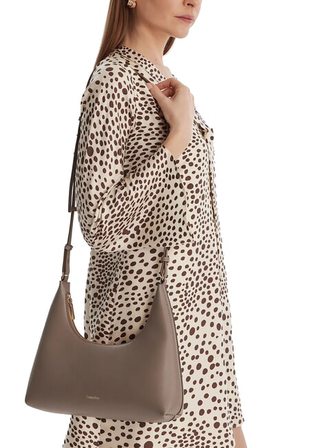 EMBOSSED LOGO Sac &agrave; bandouli&egrave;re, avec bandouli&egrave;re taupe du d&eacute;sert - Sacs pour Femme