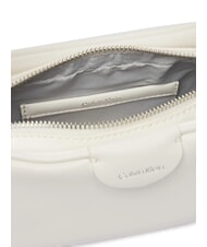 CALVIN KLEIN EMBOSSED LOGO BUSINE Sac &agrave; main avec bandouli&egrave;re alysse blanche - Sacs pour Femme - 5