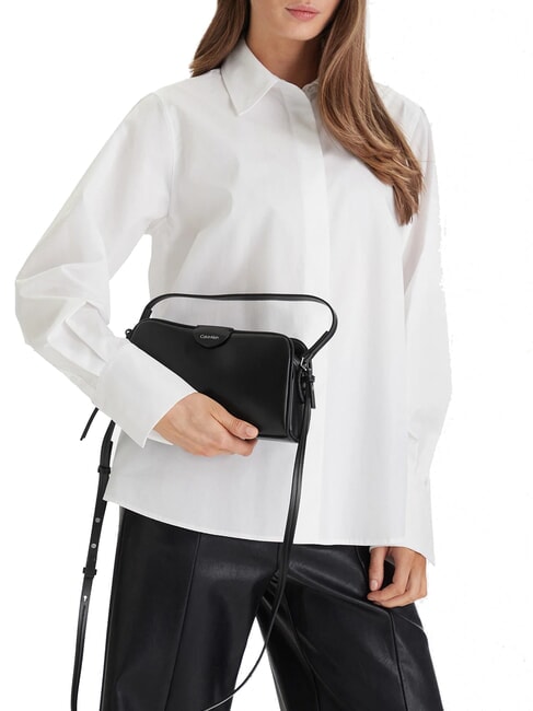 EMBOSSED LOGO BUSINE Sac &agrave; main avec bandouli&egrave;re sur noir - Sacs pour Femme