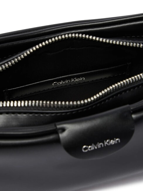 EMBOSSED LOGO BUSINE Sac &agrave; main avec bandouli&egrave;re sur noir - Sacs pour Femme