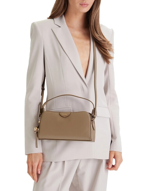 EMBOSSED LOGO BUSINE Sac &agrave; main avec bandouli&egrave;re taupe du d&eacute;sert - Sacs pour Femme