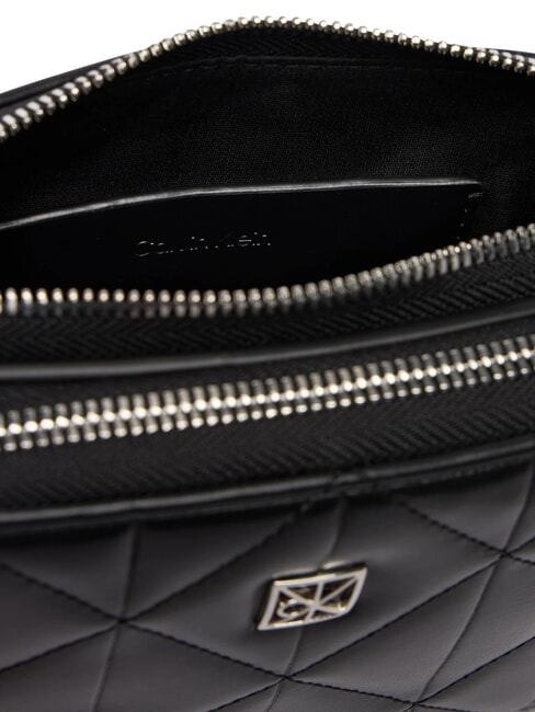 QUILTED EMBLEM Mini sac bandouli&egrave;re sur noir - Sacs pour Femme