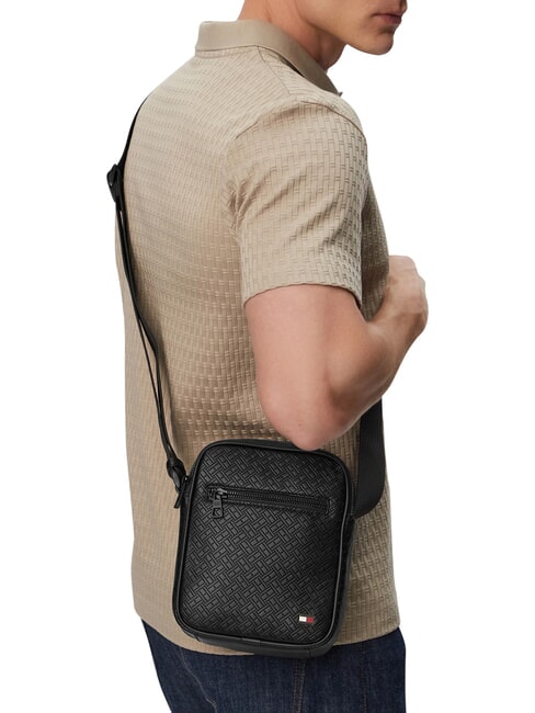 TH EMBOSSED FLAG petit sac &agrave; main le noir - Sacs en Bandouli&egrave;res pour Homme