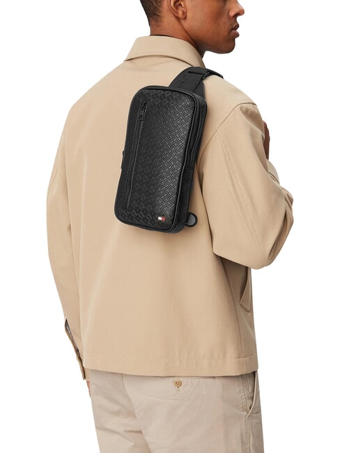 TH EMBOSSED FLAG Pochette &agrave; bandouli&egrave;re le noir - Sacs banane