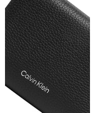 CALVIN KLEIN HARDWARE EMBLEM PEBB Portefeuille zipp&eacute; en cuir sur noir - Portefeuilles Femme - 3