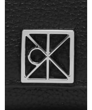 CALVIN KLEIN HARDWARE EMBLEM PEBB Portefeuille zipp&eacute; en cuir sur noir - Portefeuilles Femme - 4