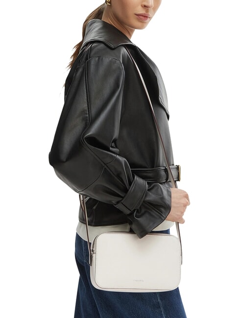 EMBOSSED LOGO Mini sac &agrave; bandouli&egrave;re alysse blanche - Sacs pour Femme