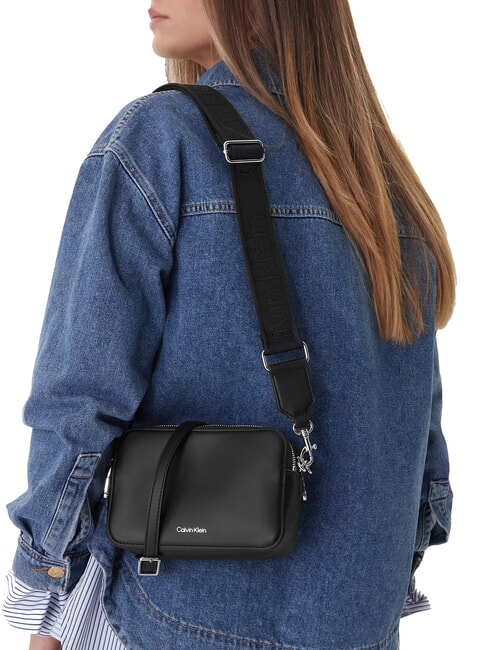 SIGNATURE LOGO STRAP Sacoche pour appareil photo &agrave; double fonction nickel noir/brillant - Sacs pour Femme