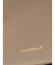 COCCINELLE JINNY Sac &agrave; dos en cuir taupe chaud - Sacs pour Femme - 3