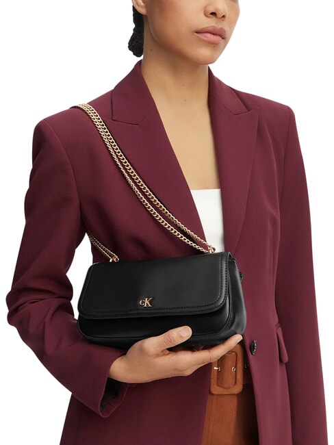 CK CONVERTIBLE sac bandouli&egrave;re sur noir - Sacs pour Femme