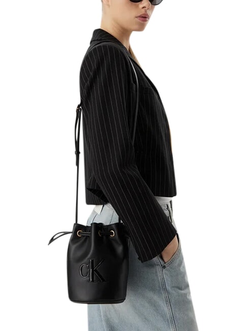 BOLD CK Sac seau, avec bandouli&egrave;re sur noir - Sacs pour Femme